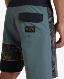 6 Burleigh Pro 18" - Performance-Boardshorts für Männer Grün EBYBS00116 Billabong