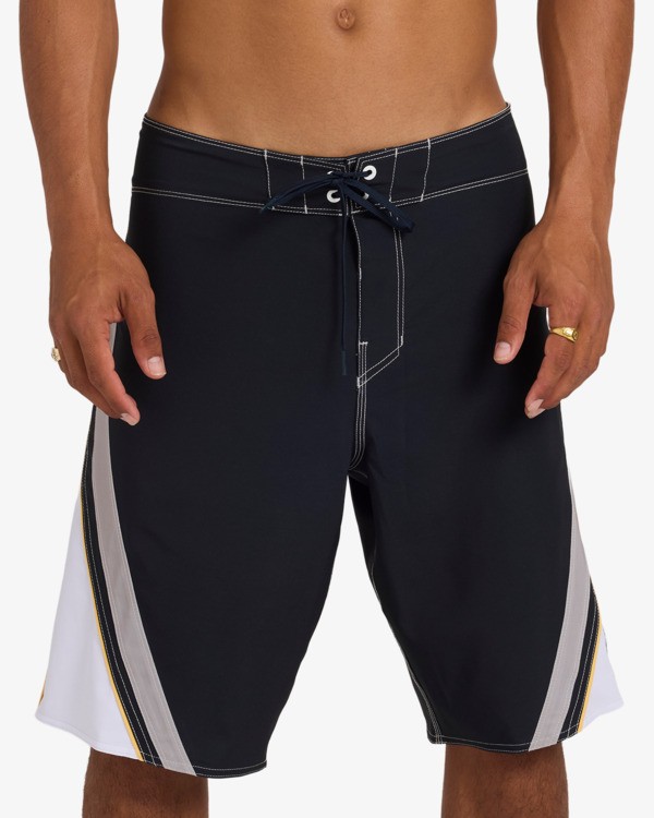 4 Fluid 2K Pro 21" - Performance-Boardshorts für Männer Blau 24A081522 Billabong