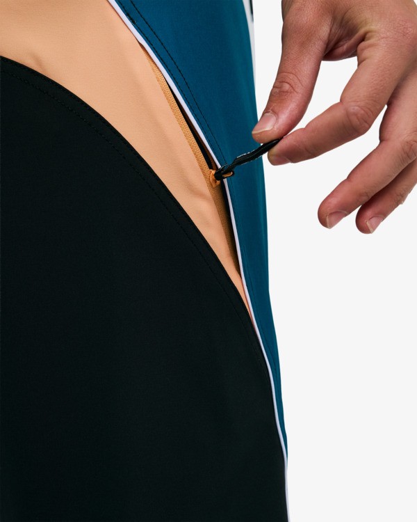 6 Straddie Pro 20" Multi BL000424 Billabong